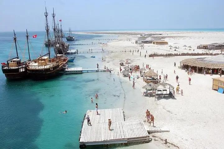 Barche attraccate e spiaggia bianca sull isola dei fenicotteri a Djerba