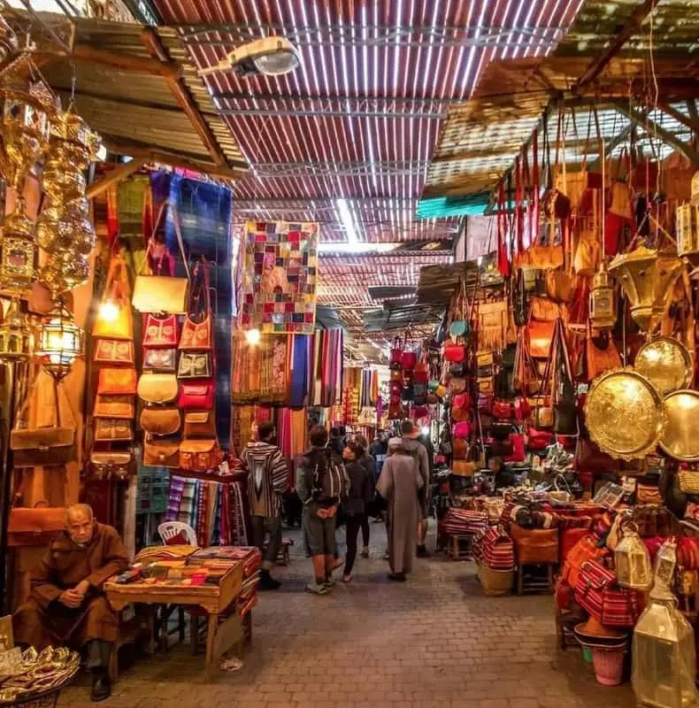 Corsia colorata del souk di Houmt Souk con artigianato e lanterne a Djerba